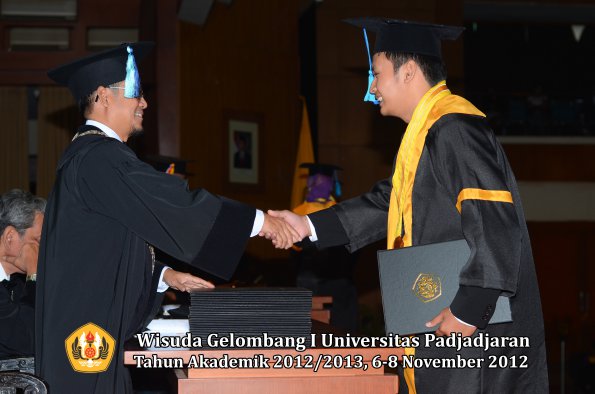 wisuda-unpad-gel-i-ta-2012_2013-fakultas-ilmu-keperawatan-oleh-dekan-123