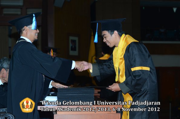 wisuda-unpad-gel-i-ta-2012_2013-fakultas-ilmu-keperawatan-oleh-dekan-124