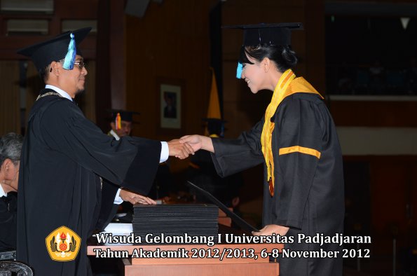 wisuda-unpad-gel-i-ta-2012_2013-fakultas-ilmu-keperawatan-oleh-dekan-125