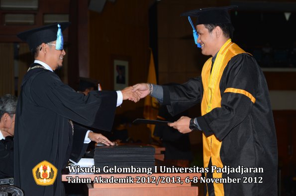 wisuda-unpad-gel-i-ta-2012_2013-fakultas-ilmu-keperawatan-oleh-dekan-126
