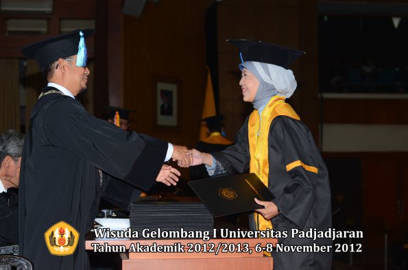 wisuda-unpad-gel-i-ta-2012_2013-fakultas-ilmu-keperawatan-oleh-dekan-127