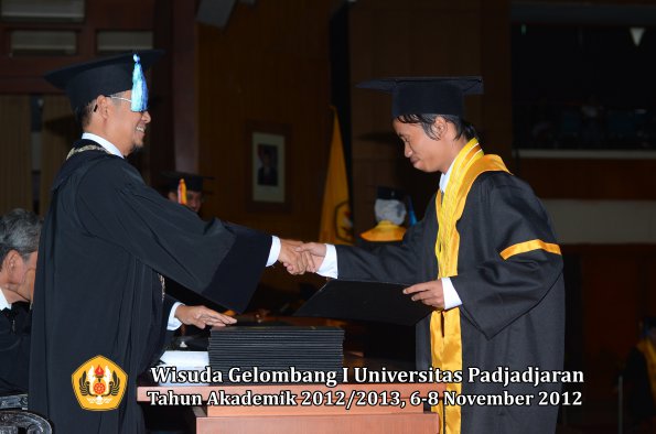wisuda-unpad-gel-i-ta-2012_2013-fakultas-ilmu-keperawatan-oleh-dekan-128