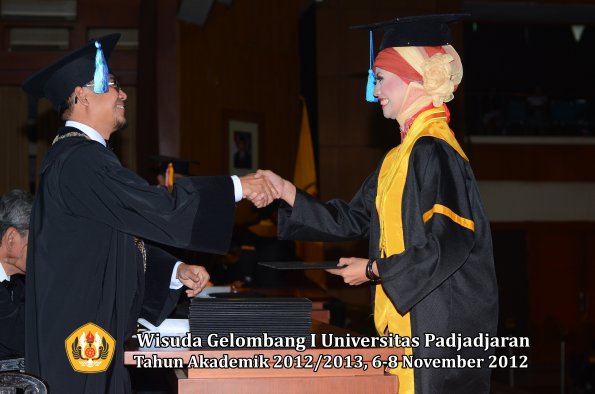 wisuda-unpad-gel-i-ta-2012_2013-fakultas-ilmu-keperawatan-oleh-dekan-129