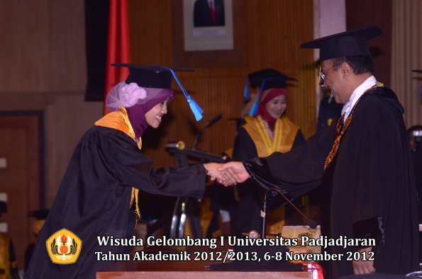 wisuda-unpad-gel-i-ta-2012_2013-fakultas-ilmu-keperawatan-oleh-rektor-016