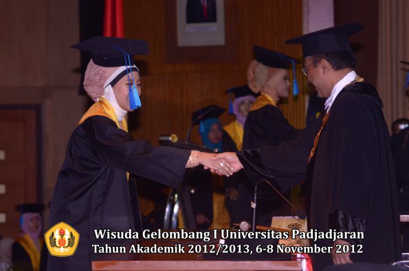 wisuda-unpad-gel-i-ta-2012_2013-fakultas-ilmu-keperawatan-oleh-rektor-030