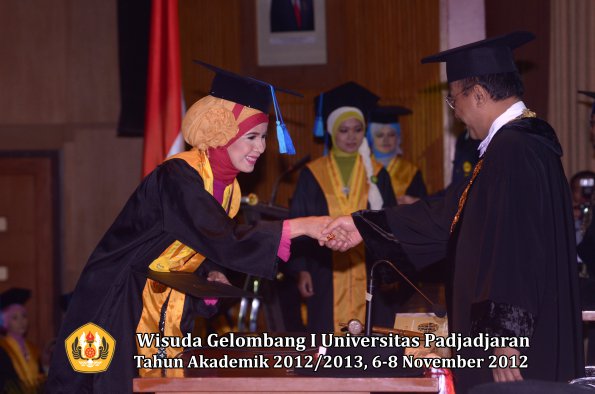 wisuda-unpad-gel-i-ta-2012_2013-fakultas-ilmu-keperawatan-oleh-rektor-035