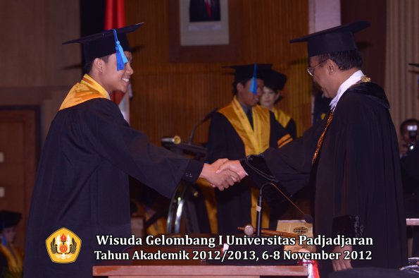 wisuda-unpad-gel-i-ta-2012_2013-fakultas-ilmu-keperawatan-oleh-rektor-040