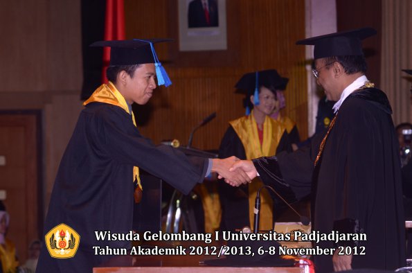 wisuda-unpad-gel-i-ta-2012_2013-fakultas-ilmu-keperawatan-oleh-rektor-041