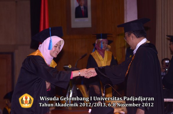 wisuda-unpad-gel-i-ta-2012_2013-fakultas-ilmu-keperawatan-oleh-rektor-049