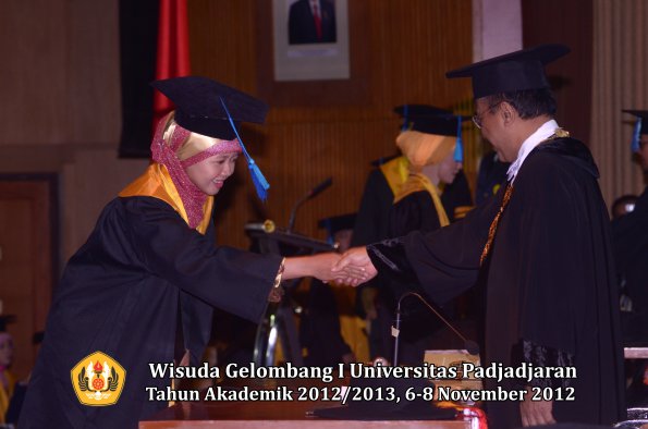 wisuda-unpad-gel-i-ta-2012_2013-fakultas-ilmu-keperawatan-oleh-rektor-050