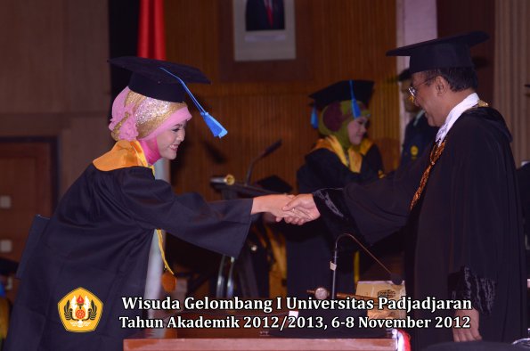 wisuda-unpad-gel-i-ta-2012_2013-fakultas-ilmu-keperawatan-oleh-rektor-059