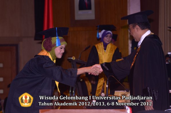 wisuda-unpad-gel-i-ta-2012_2013-fakultas-ilmu-keperawatan-oleh-rektor-060