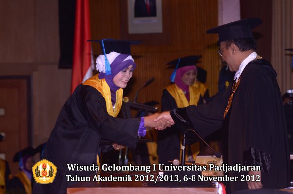 wisuda-unpad-gel-i-ta-2012_2013-fakultas-ilmu-keperawatan-oleh-rektor-061