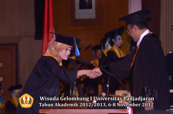 wisuda-unpad-gel-i-ta-2012_2013-fakultas-ilmu-keperawatan-oleh-rektor-065