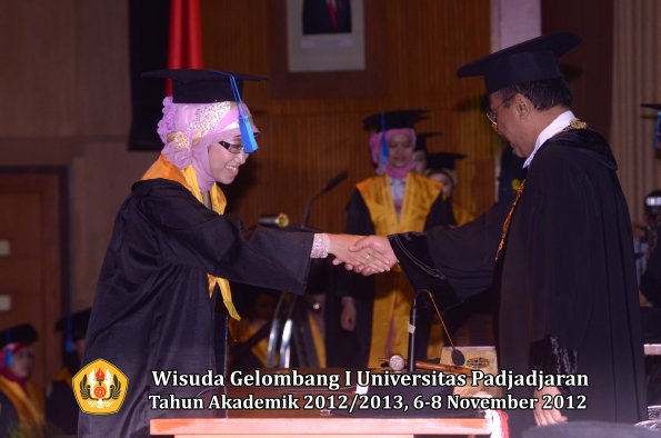 wisuda-unpad-gel-i-ta-2012_2013-fakultas-ilmu-keperawatan-oleh-rektor-094
