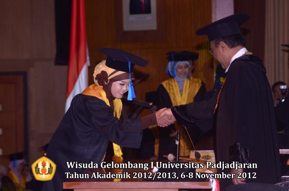 wisuda-unpad-gel-i-ta-2012_2013-fakultas-ilmu-keperawatan-oleh-rektor-097