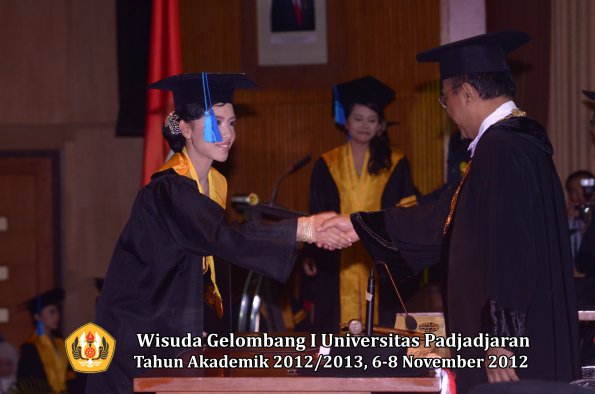 wisuda-unpad-gel-i-ta-2012_2013-fakultas-ilmu-keperawatan-oleh-rektor-099