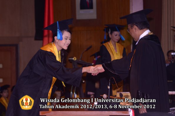 wisuda-unpad-gel-i-ta-2012_2013-fakultas-ilmu-keperawatan-oleh-rektor-100