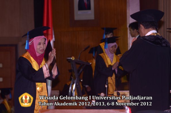 wisuda-unpad-gel-i-ta-2012_2013-fakultas-ilmu-keperawatan-oleh-rektor-104