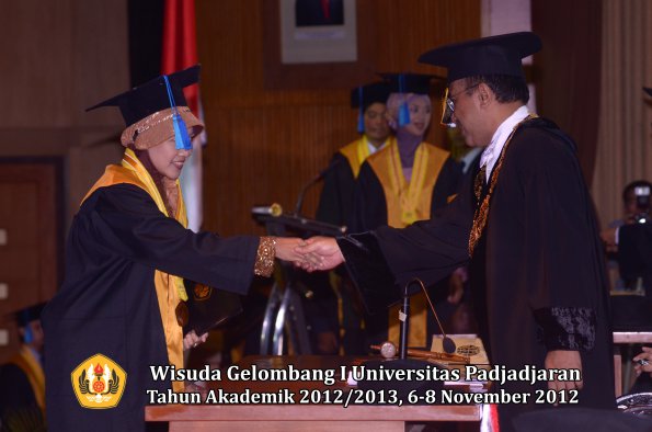 wisuda-unpad-gel-i-ta-2012_2013-fakultas-ilmu-keperawatan-oleh-rektor-113