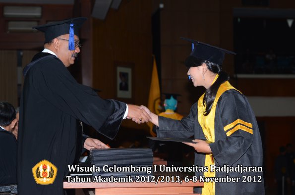 wisuda-unpad-gel-i-ta-2012_2013-fakultas-isip-oleh-dekan-06