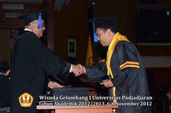 wisuda-unpad-gel-i-ta-2012_2013-fakultas-isip-oleh-dekan-09