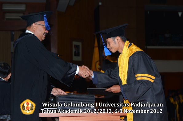 wisuda-unpad-gel-i-ta-2012_2013-fakultas-isip-oleh-dekan-11