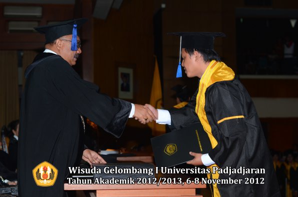 wisuda-unpad-gel-i-ta-2012_2013-fakultas-isip-oleh-dekan-23