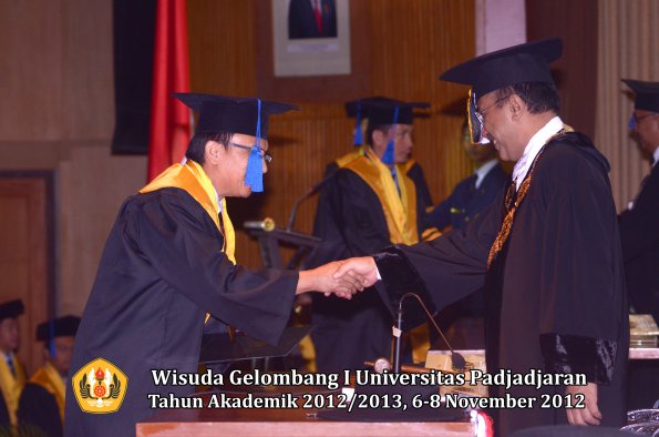 wisuda-unpad-gel-i-ta-2012_2013-fakultas-isip-oleh-rektor-02