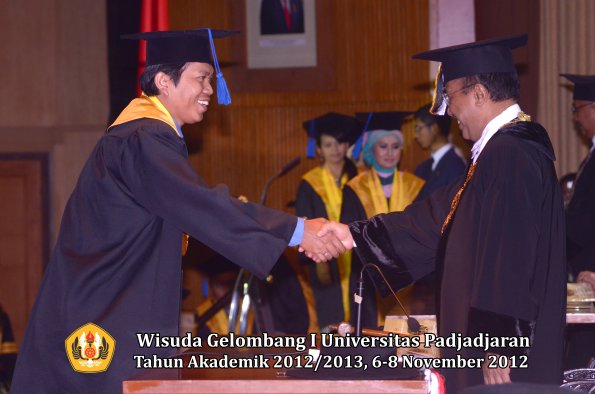 wisuda-unpad-gel-i-ta-2012_2013-fakultas-isip-oleh-rektor-04