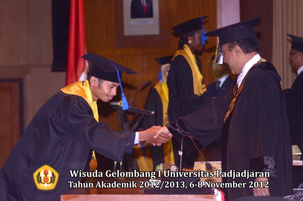 wisuda-unpad-gel-i-ta-2012_2013-fakultas-isip-oleh-rektor-11