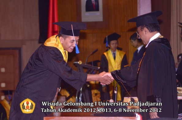 wisuda-unpad-gel-i-ta-2012_2013-fakultas-isip-oleh-rektor-25