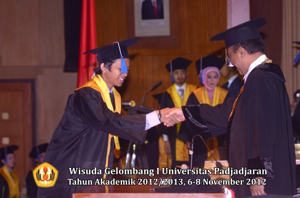 wisuda-unpad-gel-i-ta-2012_2013-fakultas-isip-oleh-rektor-26