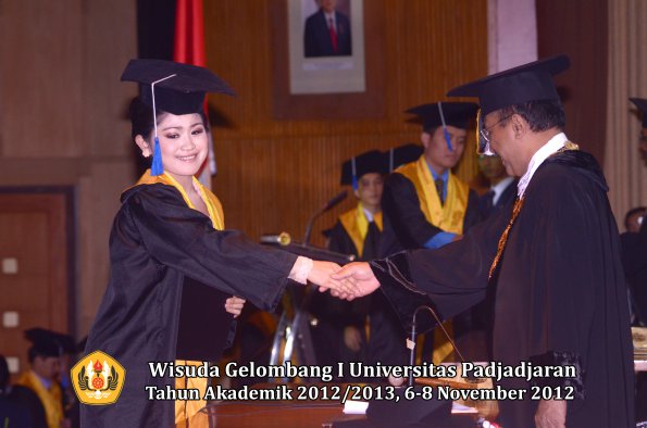 wisuda-unpad-gel-i-ta-2012_2013-fakultas-isip-oleh-rektor-30