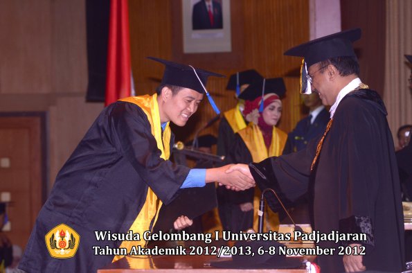 wisuda-unpad-gel-i-ta-2012_2013-fakultas-isip-oleh-rektor-31