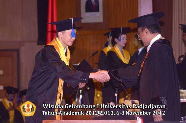 wisuda-unpad-gel-i-ta-2012_2013-fakultas-isip-oleh-rektor-33