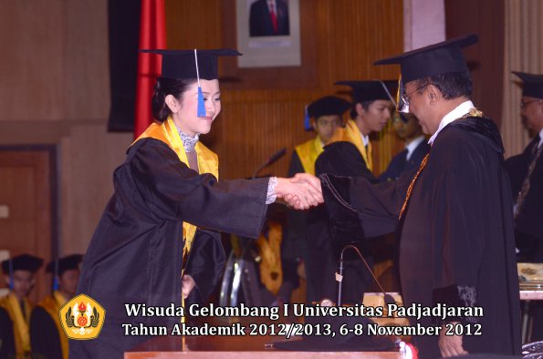 wisuda-unpad-gel-i-ta-2012_2013-fakultas-isip-oleh-rektor-34