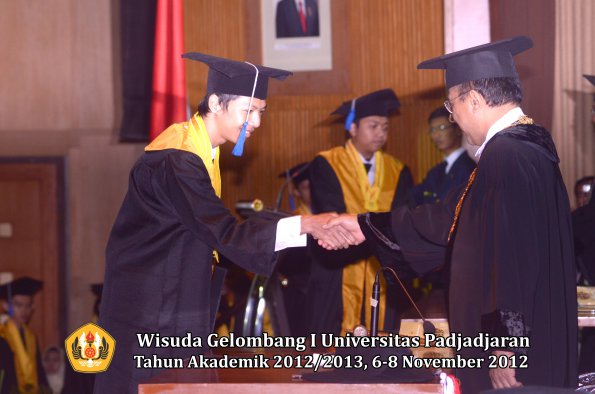 wisuda-unpad-gel-i-ta-2012_2013-fakultas-isip-oleh-rektor-35