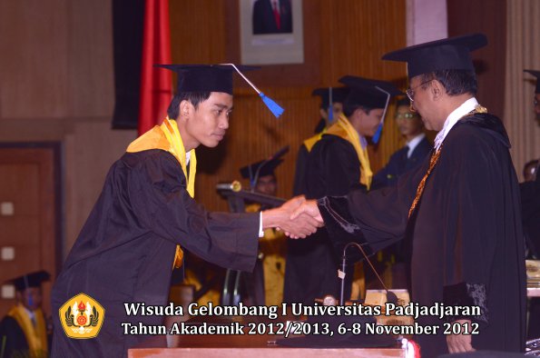 wisuda-unpad-gel-i-ta-2012_2013-fakultas-isip-oleh-rektor-37