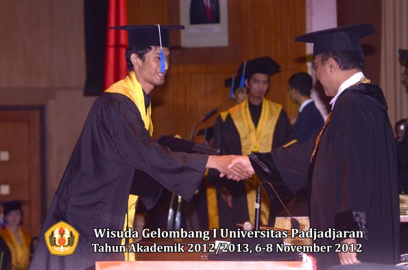 wisuda-unpad-gel-i-ta-2012_2013-fakultas-isip-oleh-rektor-39