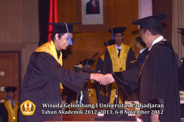 wisuda-unpad-gel-i-ta-2012_2013-fakultas-isip-oleh-rektor-40