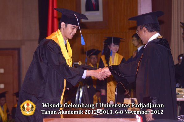 wisuda-unpad-gel-i-ta-2012_2013-fakultas-isip-oleh-rektor-47