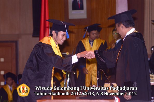 wisuda-unpad-gel-i-ta-2012_2013-fakultas-isip-oleh-rektor-54