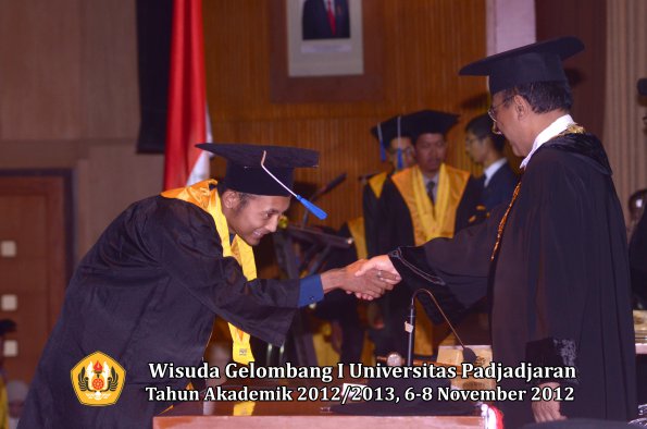 wisuda-unpad-gel-i-ta-2012_2013-fakultas-isip-oleh-rektor-55