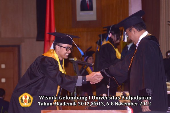 wisuda-unpad-gel-i-ta-2012_2013-fakultas-isip-oleh-rektor-68