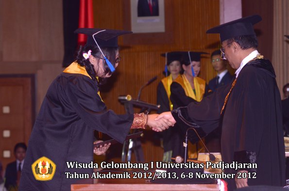 wisuda-unpad-gel-i-ta-2012_2013-fakultas-isip-oleh-rektor-69