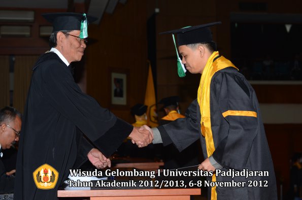 wisuda-unpad-gel-i-ta-2012_2013-fakultas-pertanian-oleh-dekan-002