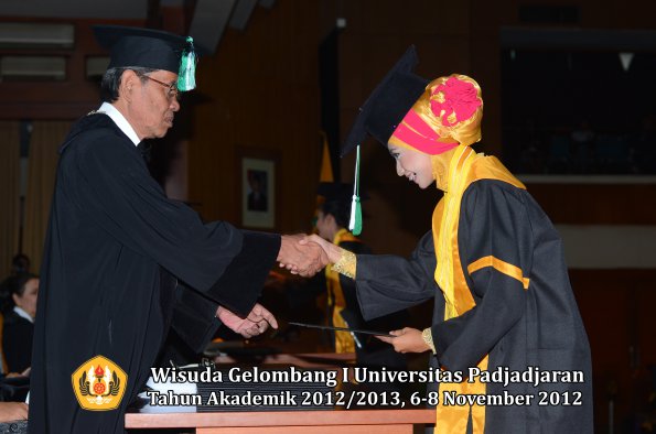 wisuda-unpad-gel-i-ta-2012_2013-fakultas-pertanian-oleh-dekan-014