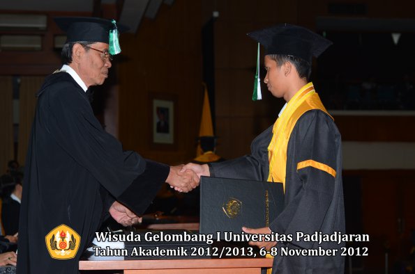 wisuda-unpad-gel-i-ta-2012_2013-fakultas-pertanian-oleh-dekan-016