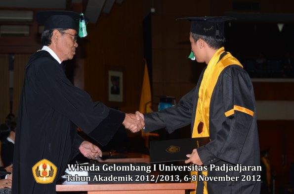 wisuda-unpad-gel-i-ta-2012_2013-fakultas-pertanian-oleh-dekan-017